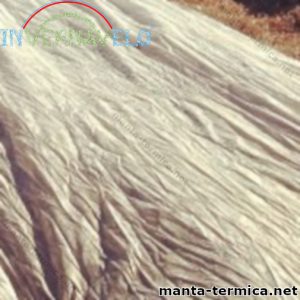 Manta térmica colocada en campo de cultivos